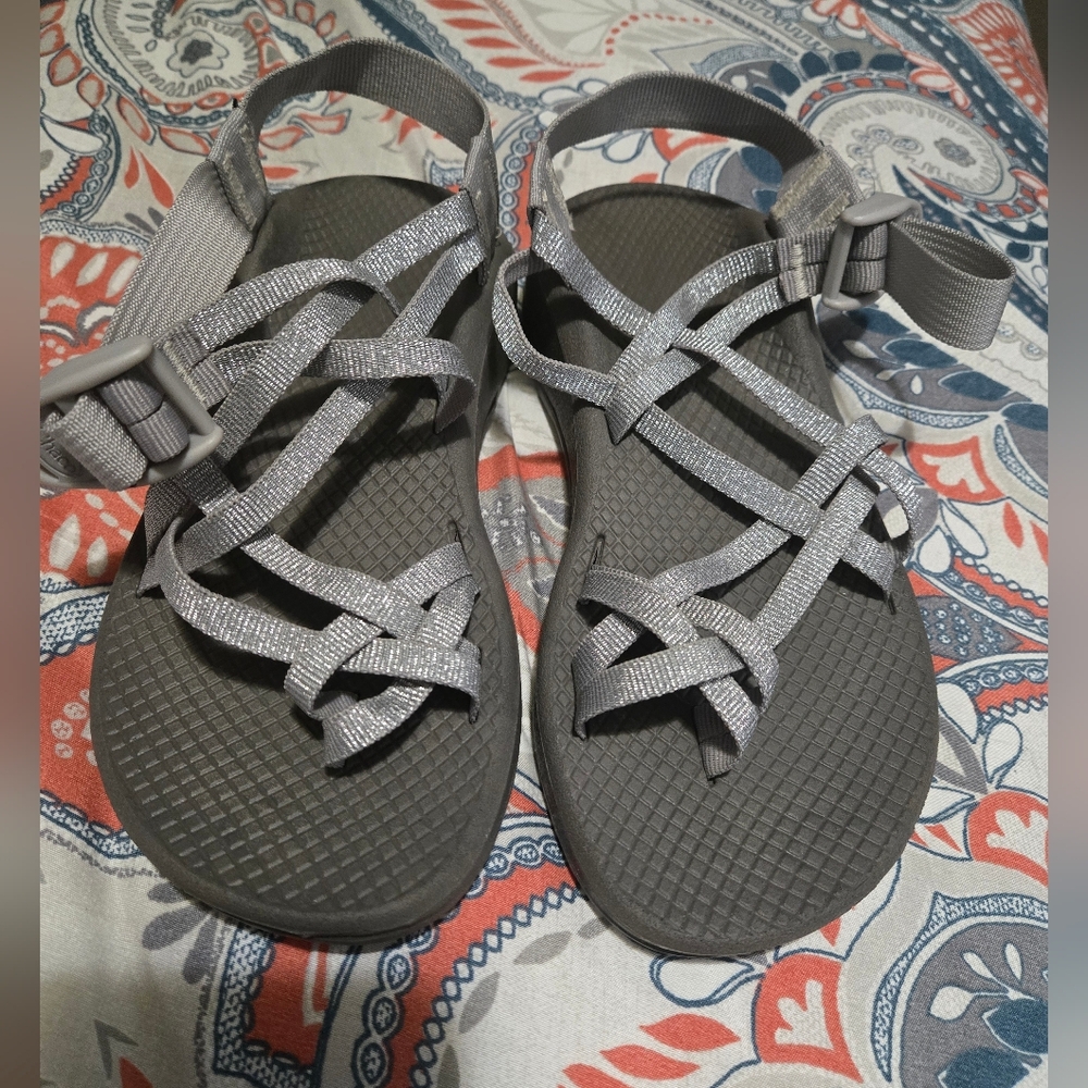 Chaco Cloud Womens Metallic Silver Strappy Sandals With Box.